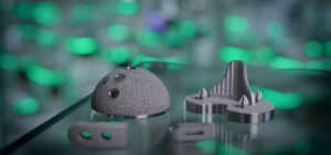 Tytanowy implant kostny wykonany w technologii druku 3D przez firmę Stryker na podstawie skanów TK