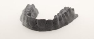 Przezroczysta nakładka ortodontyczna dopasowana do modelu dentystycznego wykonanego metodą druku 3D HP MJF