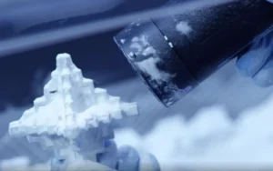 Proszek PA12 wykorzystywany w technologii HP Multi Jet Fusion podczas przemysłowego druku 3D z możliwością częściowego ponownego wykorzystania materiału.