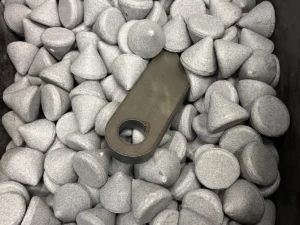 Wydruki 3D wykonane w technologii MJF z PA12 oraz LPBF ze stali nierdzewnej 316L po obróbce wibrościernej – wygładzona powierzchnia i poprawiona estetyka.