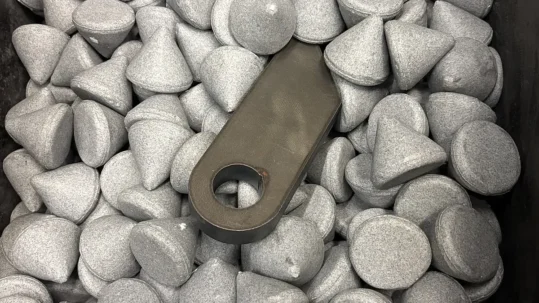 Wydruki 3D wykonane w technologii MJF z PA12 oraz LPBF ze stali nierdzewnej 316L po obróbce wibrościernej – wygładzona powierzchnia i poprawiona estetyka.