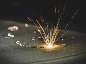 Druk 3D z tytanu metodą LPBF – laserowe stapianie proszku metalowego w komorze roboczej
