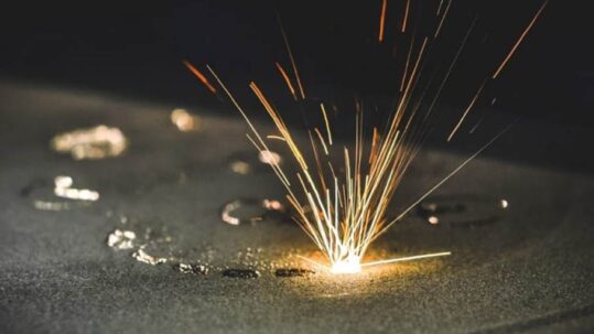 Druk 3D z tytanu metodą LPBF – laserowe stapianie proszku metalowego w komorze roboczej